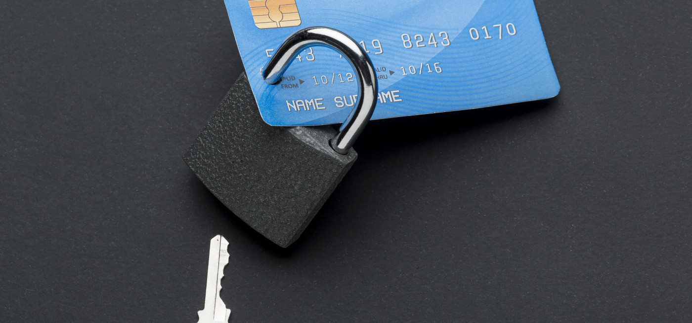 Nas férias os burlões não descansam. Para melhor proteger a sua carteira e conta bancária, basta adotar alguns cuidados simples que podem evitar dissabores durante o verão. 